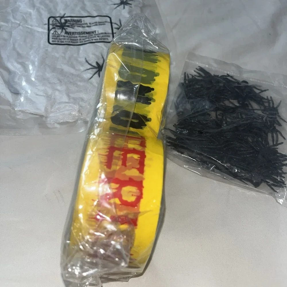 200 sq. ft. Halloween Supplies Spider Web‎ with Plastic Spiders - Outdoor/Indoor